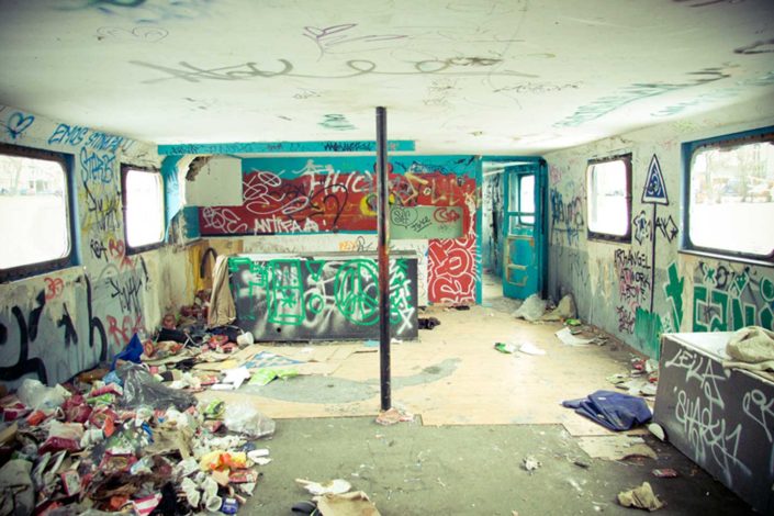 Graffitis en interior de un baro abandonado