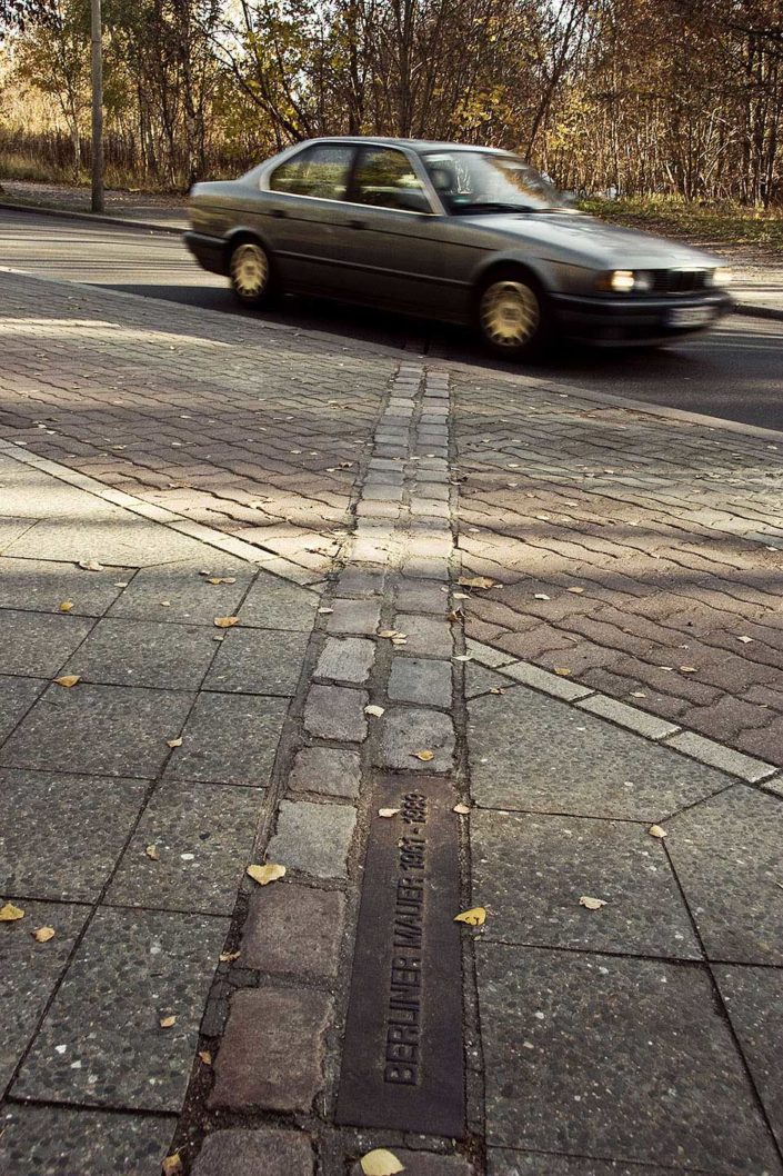 Placa conmemorativa del muro de Berlín y coche