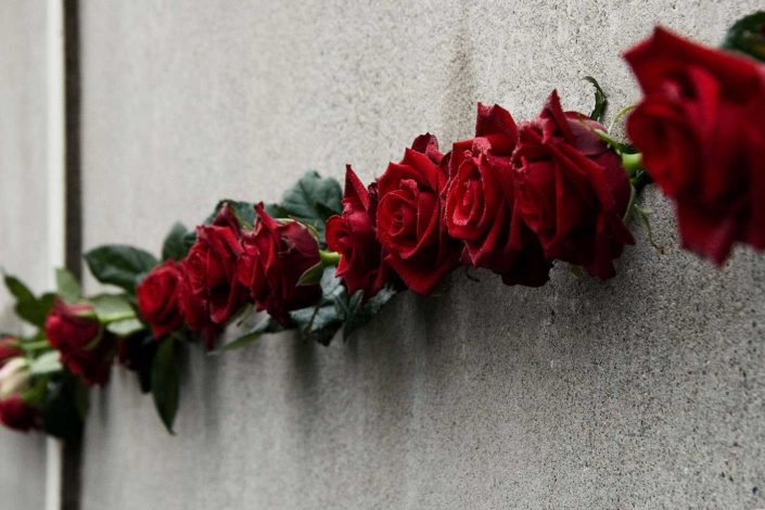 Rosas rojas en el Memorial del Muro de Berlín
