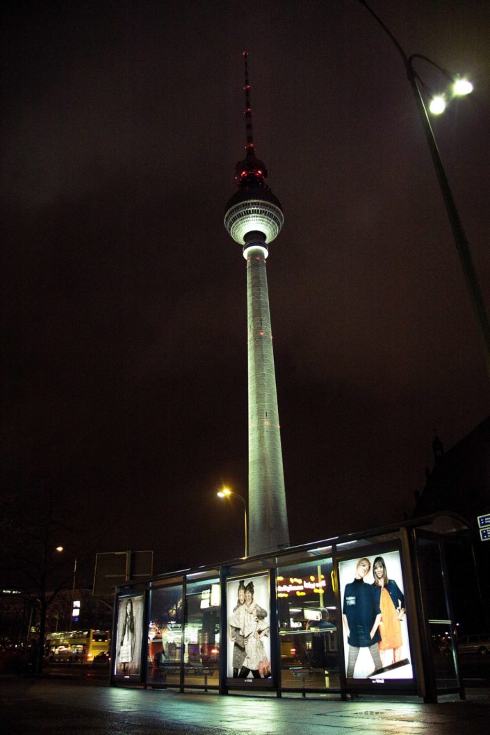 parada de bus y de fondo la torre de Berlín